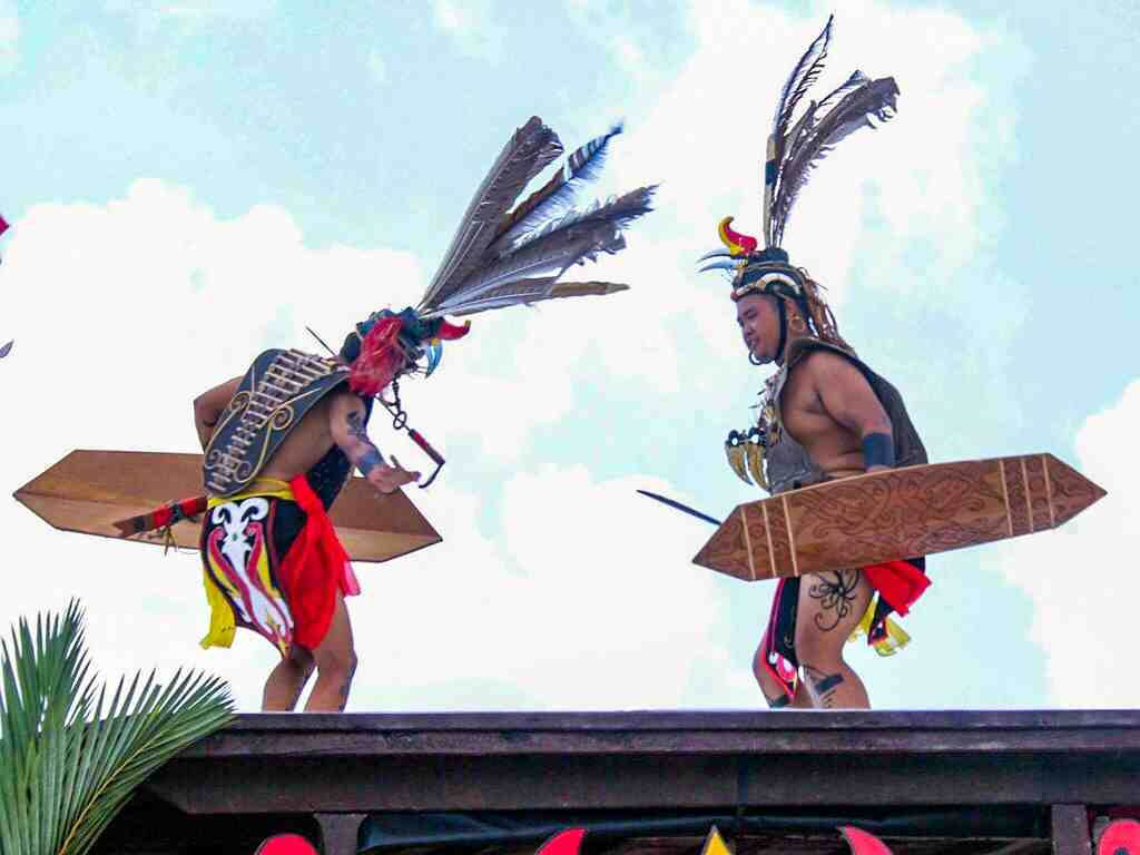 ATRAKSI TARI MANDAU DI ATAS PERAHU HIAS
