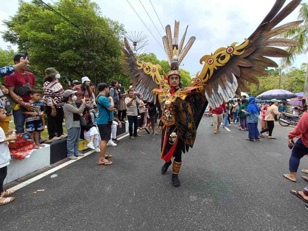 KOSTUM BURUNG ENGGANG