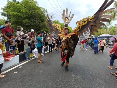 KOSTUM BURUNG ENGGANG