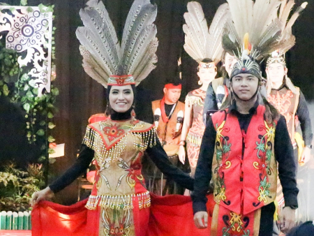 PERAGAAN BUSANA KHAS DAYAK 