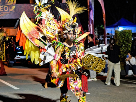 KOSTUM KREASI PANGLIMA PERANG SUKU DAYAK