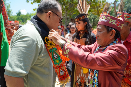 SEMATKAN SELENDANG MOTIF DAYAK