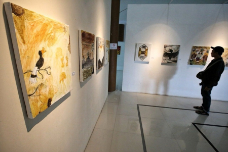 PAMERAN LUKISAN BERBAHAN ALAMI 