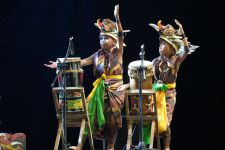 MAINKAN ALAT MUSIK GANDANG TATAU