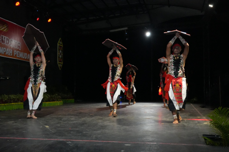 ATRAKSI TARI MANDAU