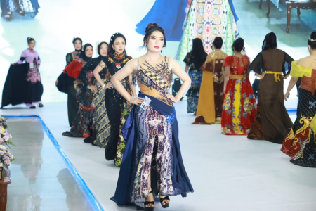 PERAGAAN BUSANA BATIK KALTENG