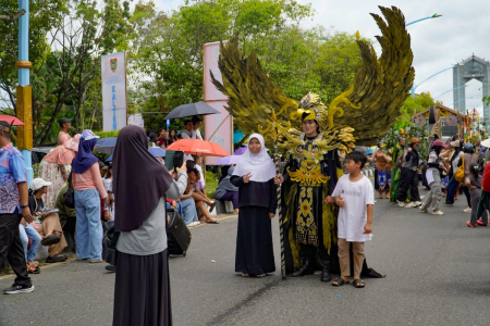 BERFOTO BERSAMA PESERTA KARNAVAL
