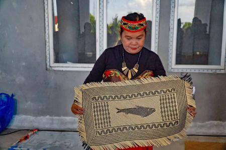 TUNJUKAN HASIL ANYAMAN ROTAN