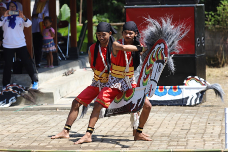 MENARI SEBELUM LIWATI RINTANGAN
