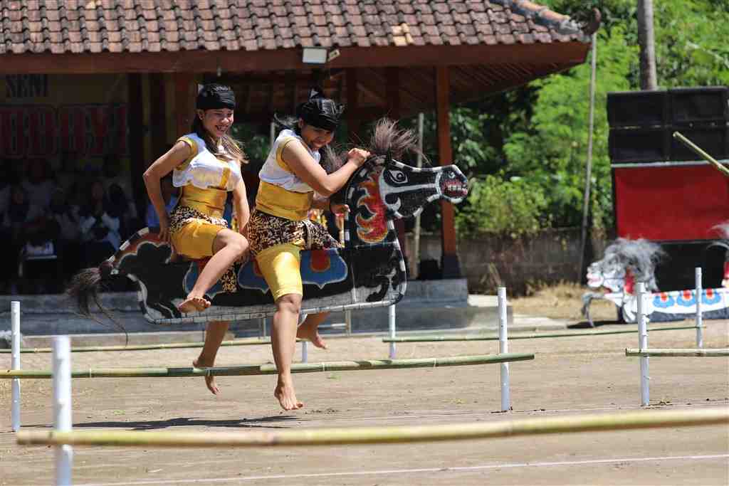 OLAHRAGA TRADISIONAL PACUAN KUDA KEPANG 