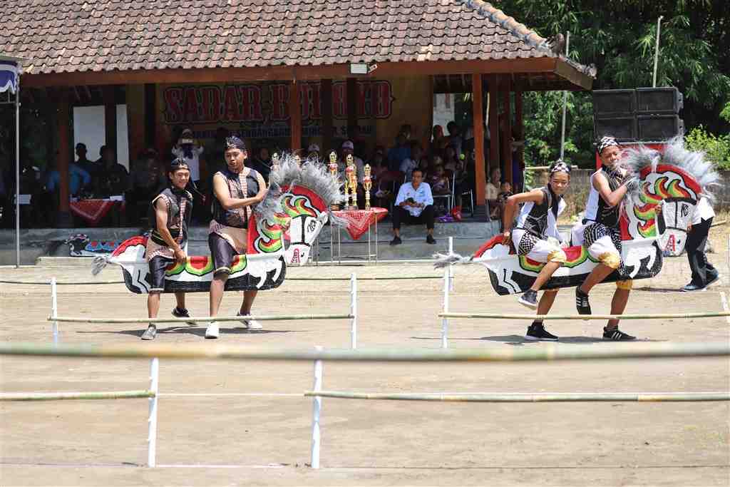 MEMACU KUDA KEPANG LEWATI RINTANGAN