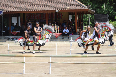 MEMACU KUDA KEPANG LEWATI RINTANGAN