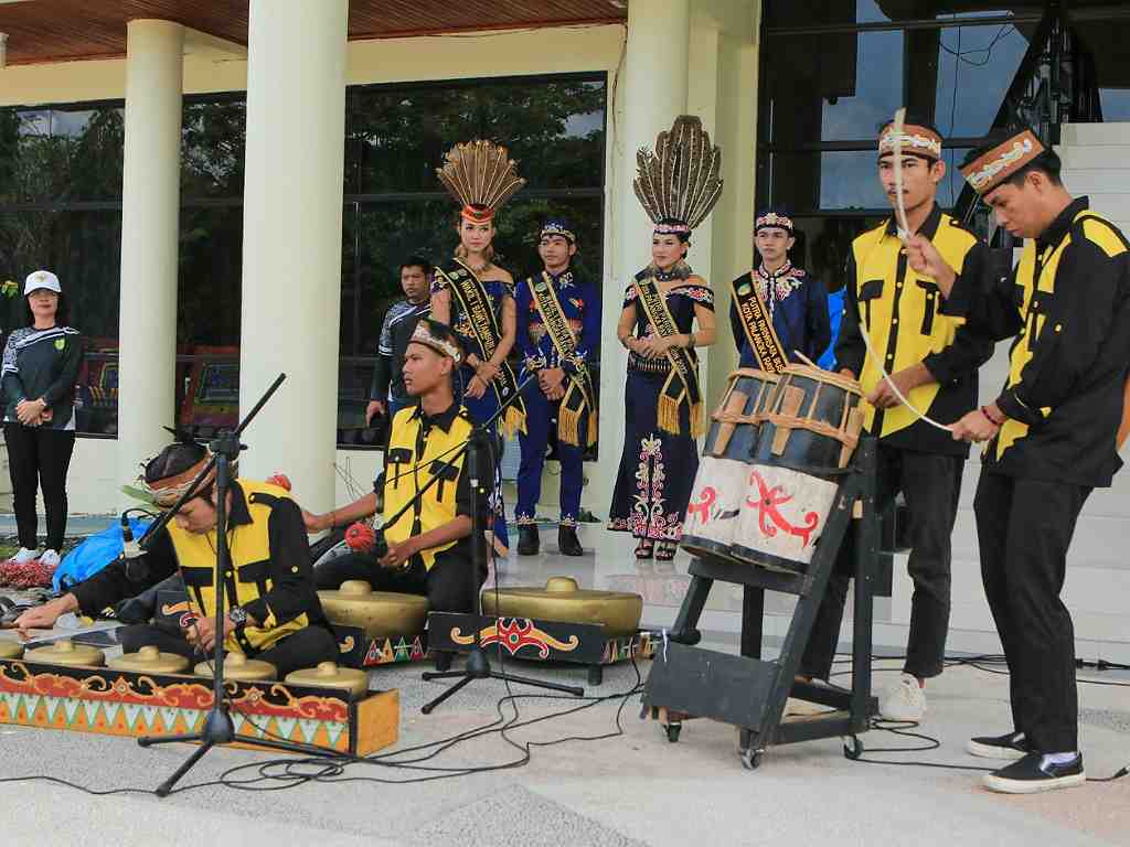 MEMAINKAN ALAT MUSIK TRADISIONAL