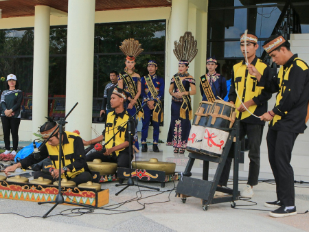 MEMAINKAN ALAT MUSIK TRADISIONAL