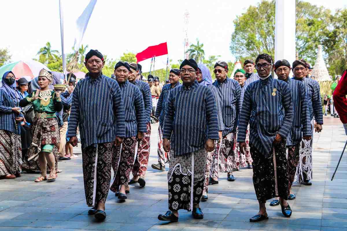 PAKAIAN ADAT JAWA KIRAB NYADRAN AGUNG