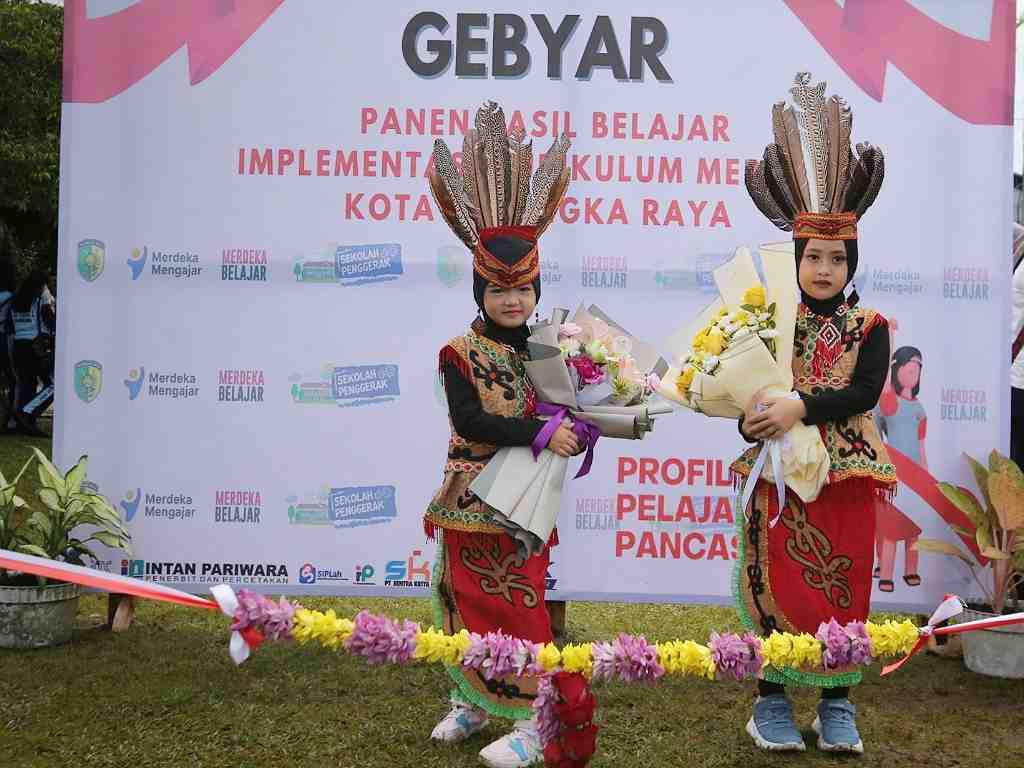 BERFOTO MENGGUNAKAN PAKAIAN ADAT