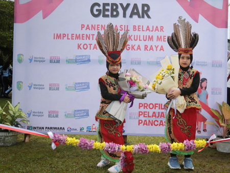 BERFOTO MENGGUNAKAN PAKAIAN ADAT