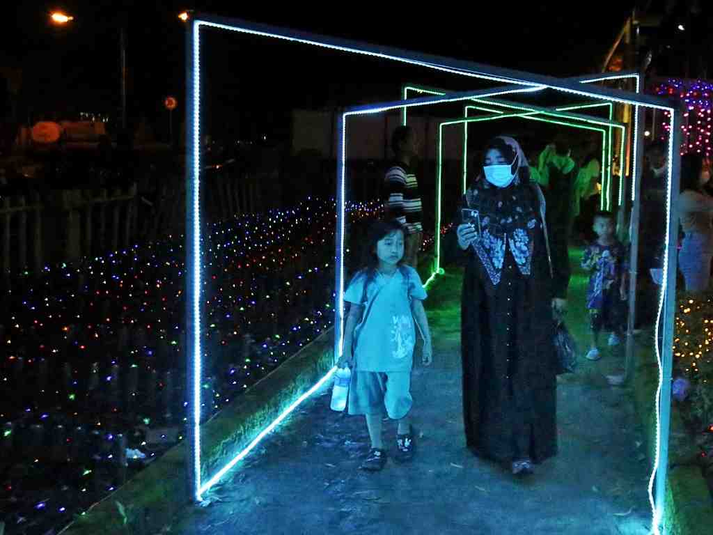 MELINTASI LORONG LAMPU 