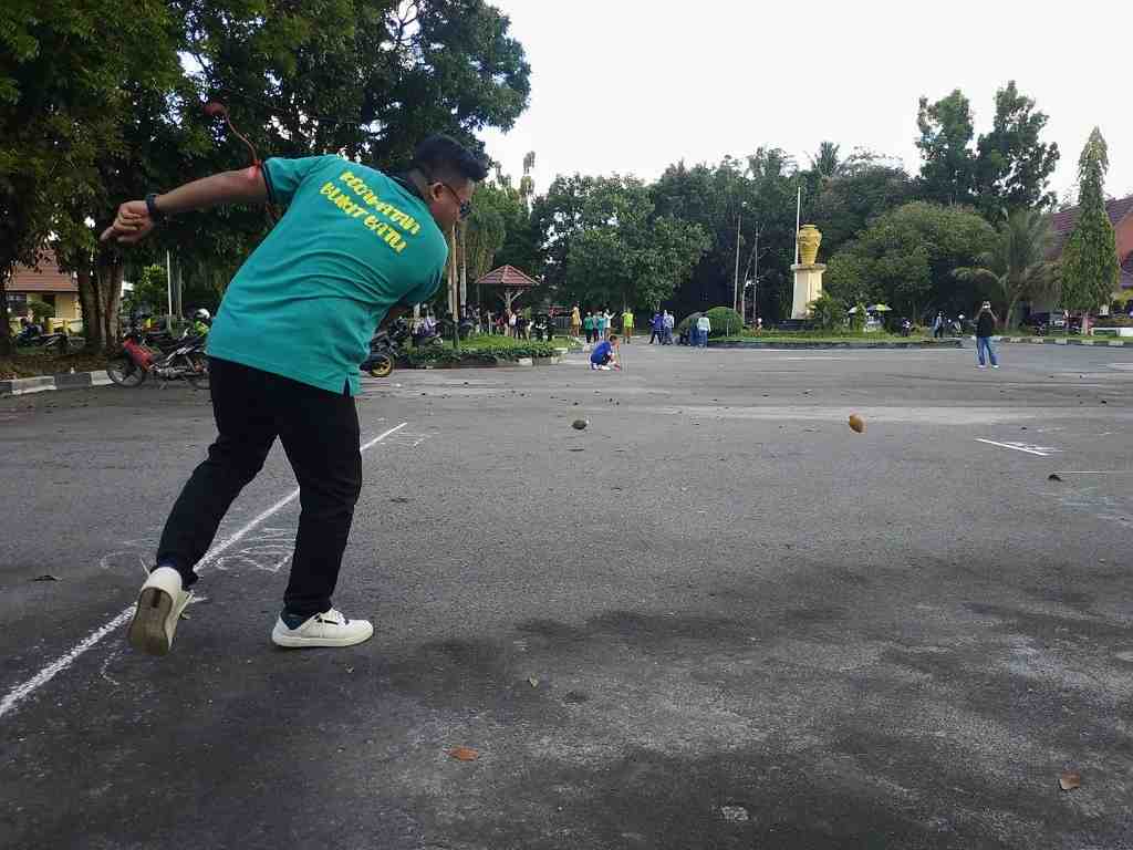 MELEMPAR GASING 