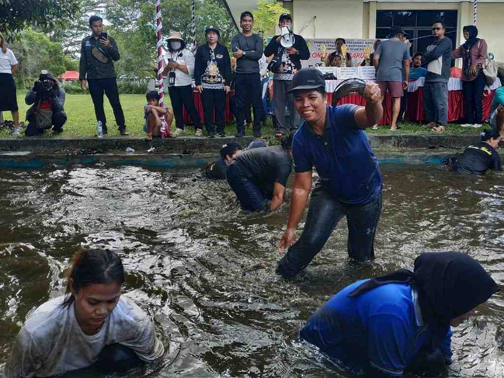 LOMBA MANGARUHI 
