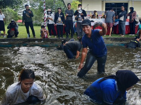LOMBA MANGARUHI 