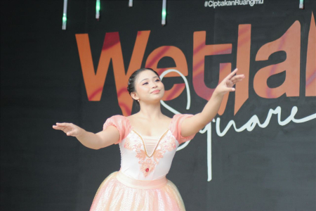 TAMPILKAN TARIAN BALLET