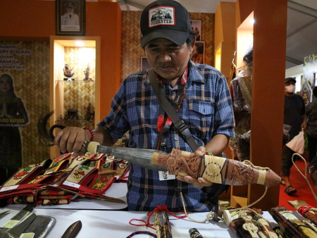 MENUNJUKKAN DUHUNG
