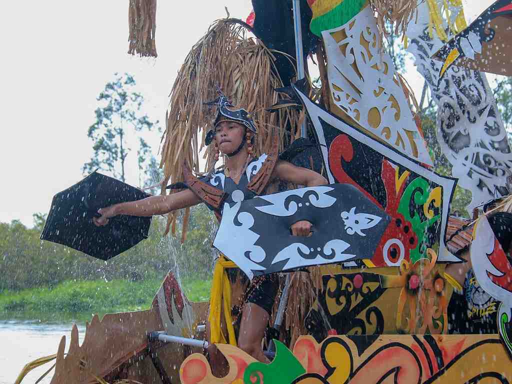 TARI KREASI MODERN di PERAHU HIAS