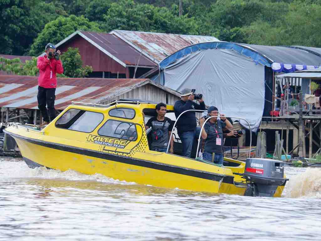 MEMOTRET LOMBA PERAHU HIAS 