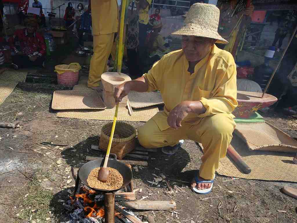 MENYANGRAI BERAS KETAN