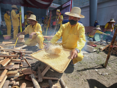 MENAMPI BERAS KETAN