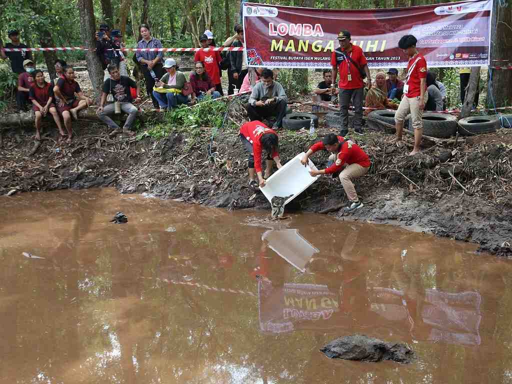 LOMBA MANGARUHI 
