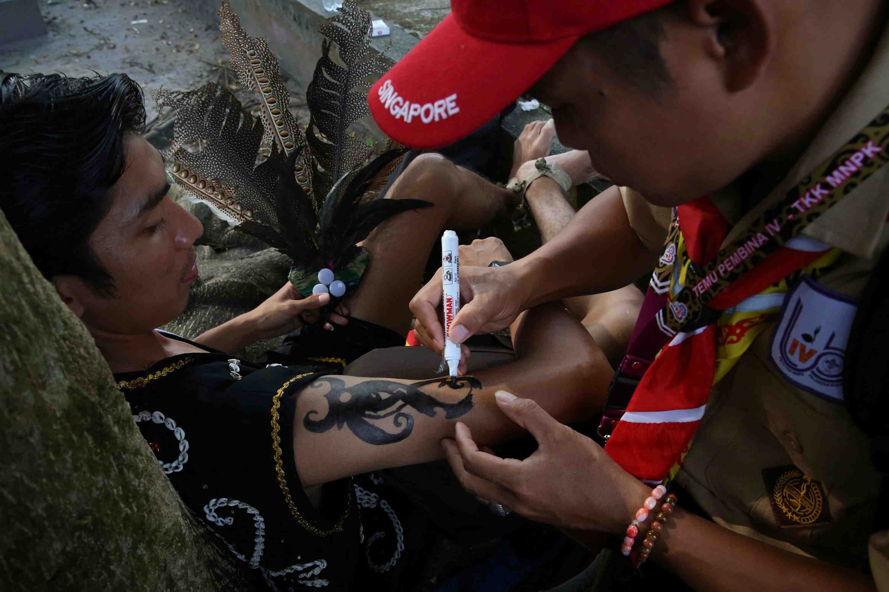 MENGGAMBAR MOTIF DAYAK
