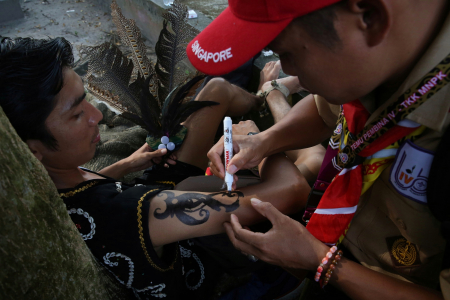 MENGGAMBAR MOTIF DAYAK