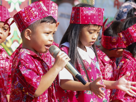 MENYANYIKAN LAGU ISEN MULANG