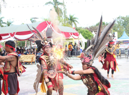 ATRAKSI SUKU DAYAK