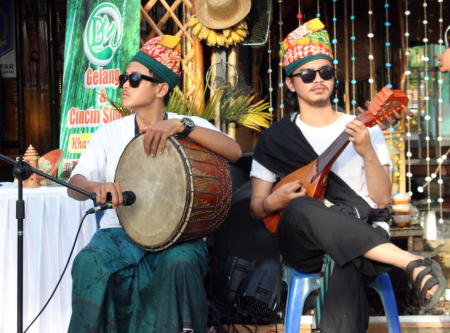 BERMAIN ALAT MUSIK TRADISIONAL