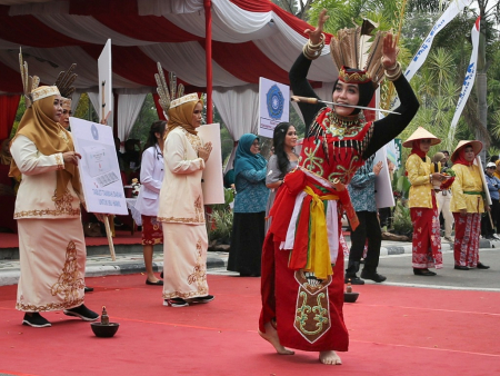 TARI MANDAU 