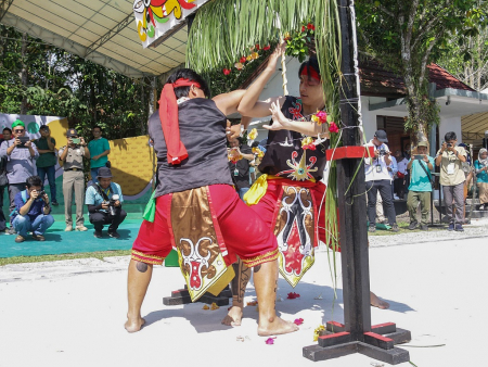 ATRAKSI LAWANG SEKEPENG