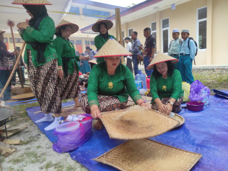MENAMPI BERAS