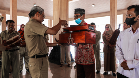 SERAHKAN HIBAH PERALATAN KESENIAN