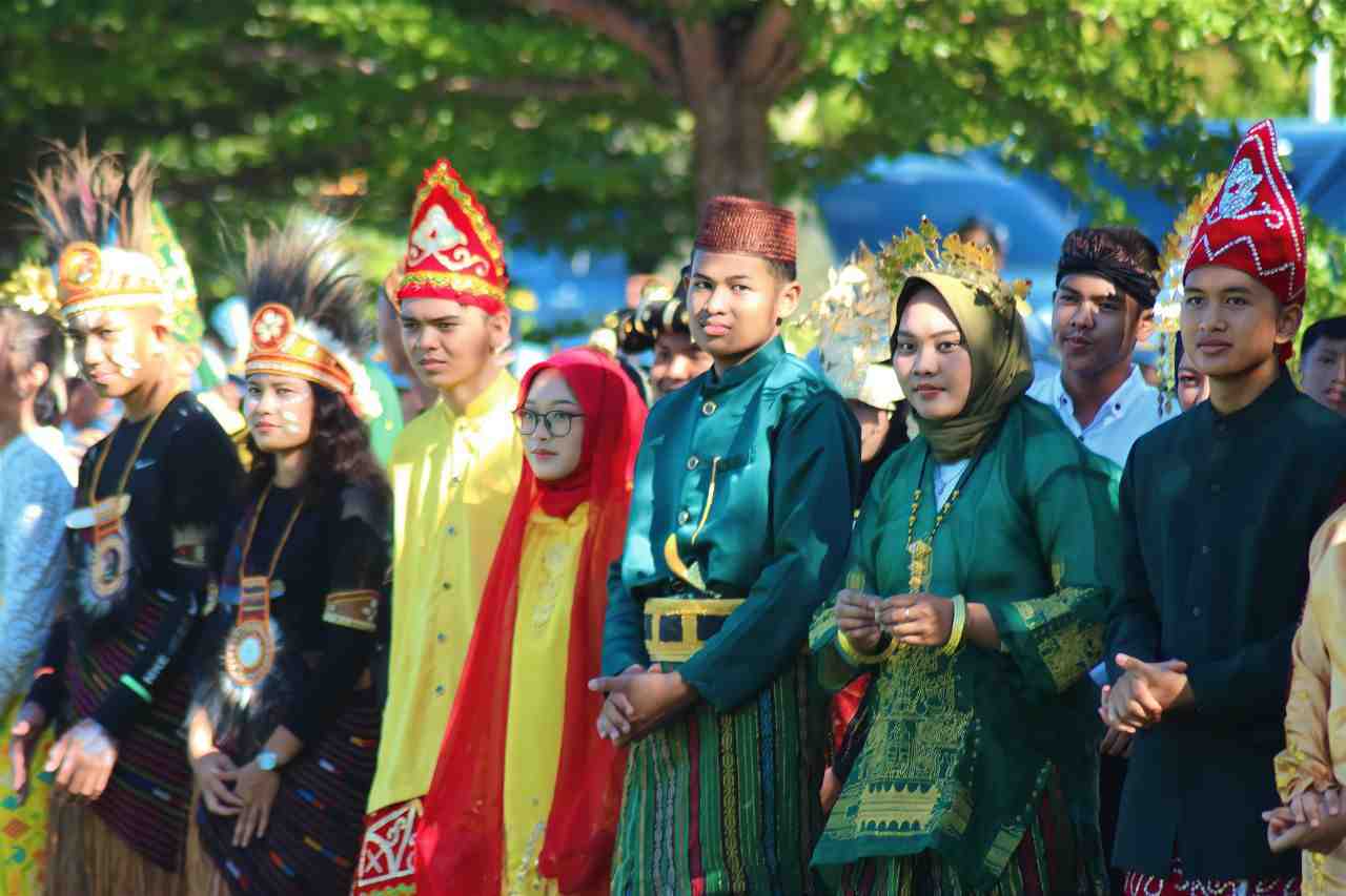  APEL DENGAN BAJU ADAT