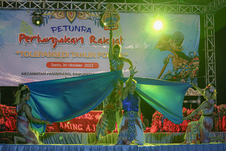 TARI KREASI DI PERTUNJUKAN RAKYAT