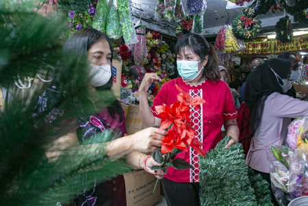 PERNAK PERNIK NATAL PASAR ASEMKA