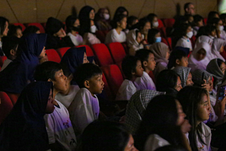 AKHIR PEKAN DI TEATER