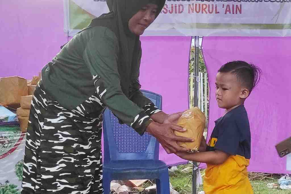 JUARA LOMBA MAKAN KERUPUK