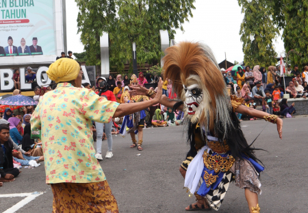 MENARI BERSAMA PENTUL BARONG