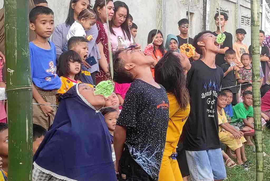 LOMBA MAKAN KERUPUK