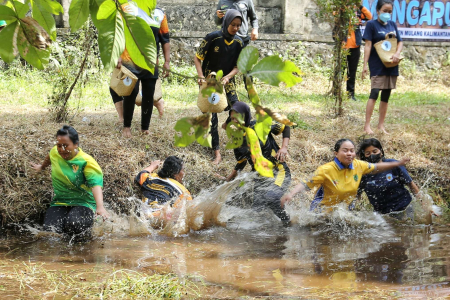 LOMBA MANGARUHI 