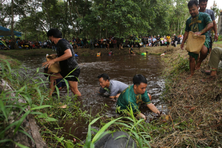 LOMBA MANGARUHI 